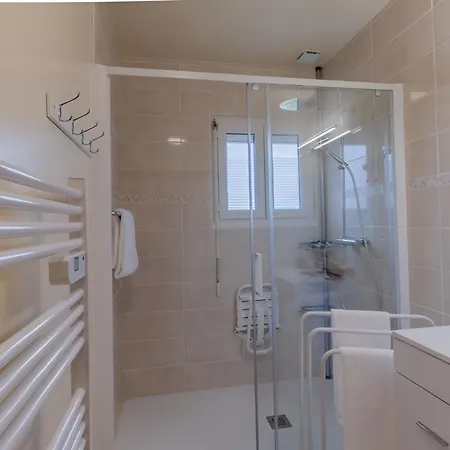 Lumineux, Bien Situe Et Tres Calme + Parking Prive *