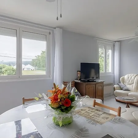Lumineux, Bien Situe Et Tres Calme + Parking Prive Apartment