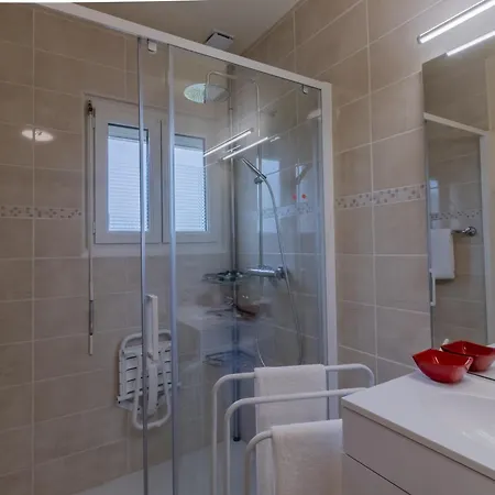 Lumineux, Bien Situe Et Tres Calme + Parking Prive *